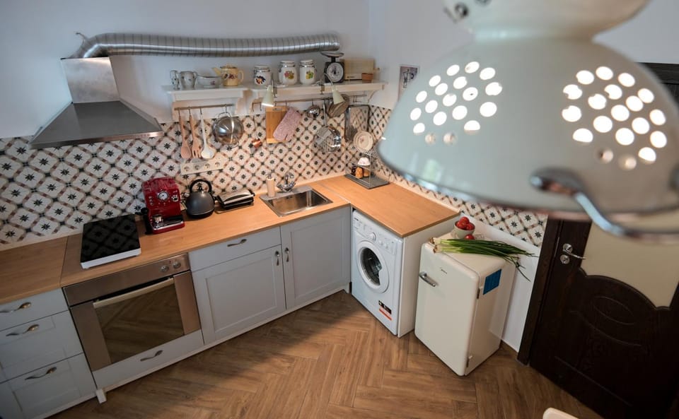 Kitchen or kitchenette, pet friendly, stove, washing machine