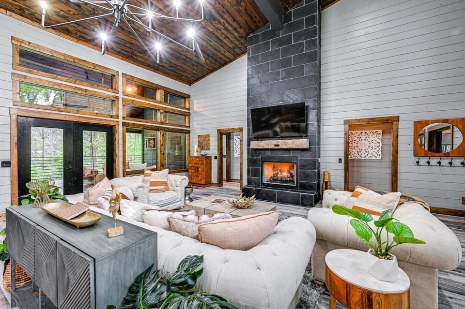 Luxe Broken Bow Vacation Rental: Hot Tub & Pets OK House in Oklahoma