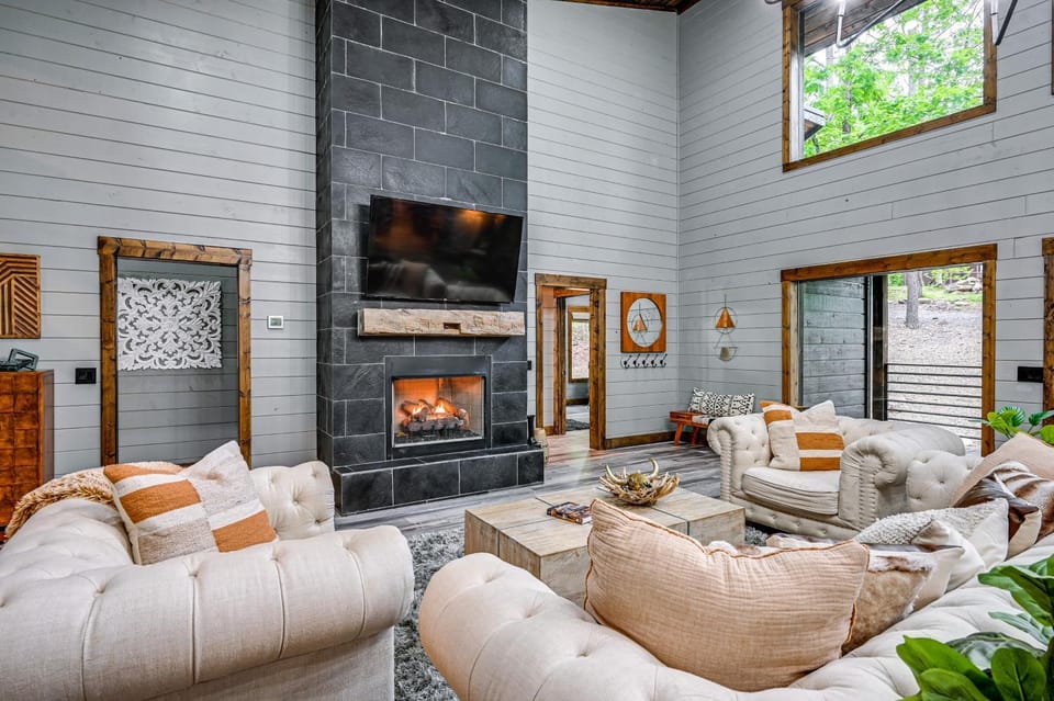 Luxe Broken Bow Vacation Rental: Hot Tub & Pets OK House in Oklahoma