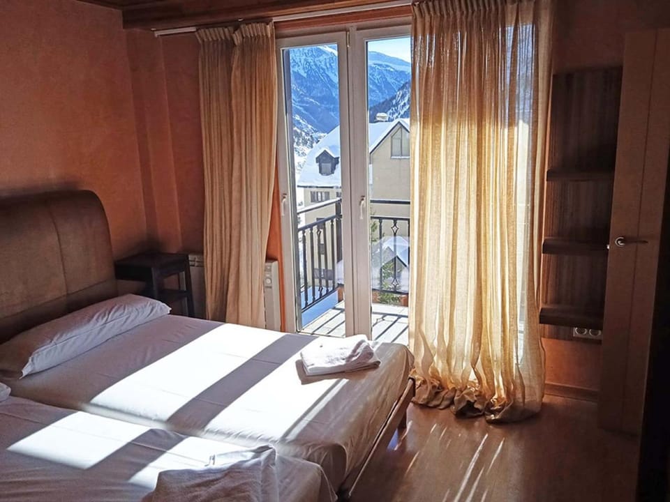 Bed, Bedroom, Mountain view