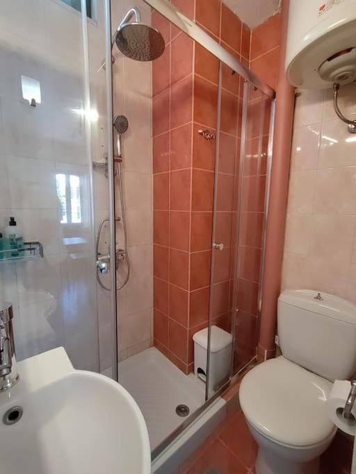 Shower, Toilet