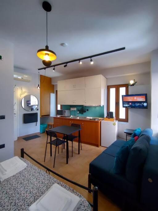 Kitchen or kitchenette, Photo of the whole room, Seating area, minibar