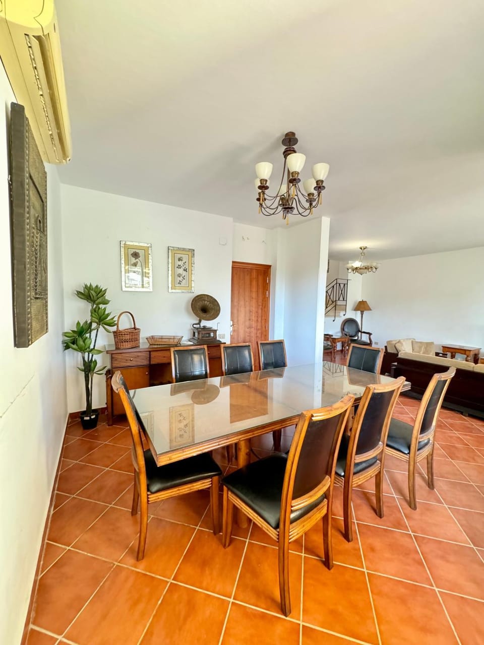 Seating area, Dining area