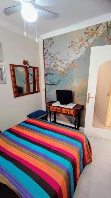 Bed, TV and multimedia, Photo of the whole room, Bedroom
