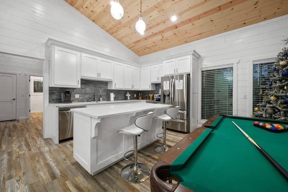 Romantic Diamond Cabin w jet shower & secluded back deck Cabin in Broken Bow