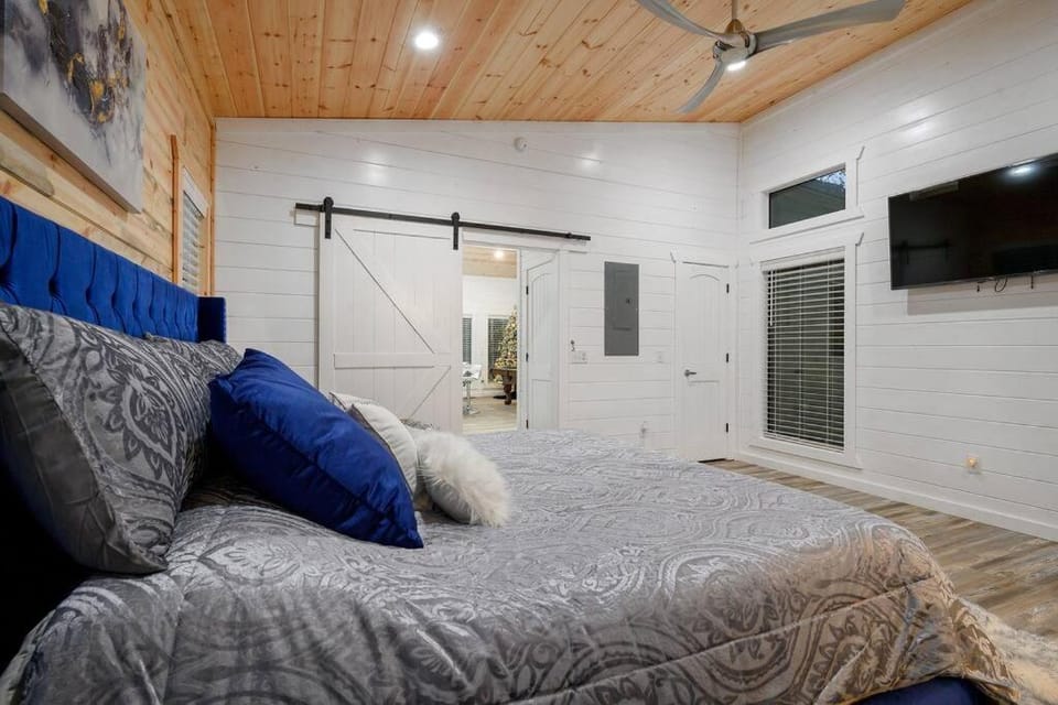 Romantic Diamond Cabin w jet shower & secluded back deck Cabin in Broken Bow