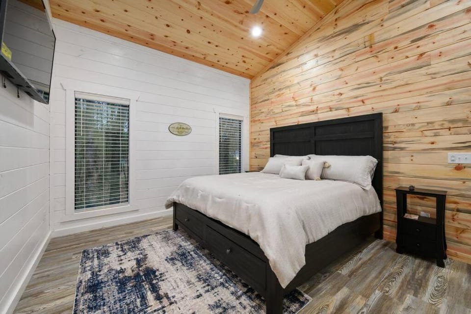 Romantic Diamond Cabin w jet shower & secluded back deck Cabin in Broken Bow