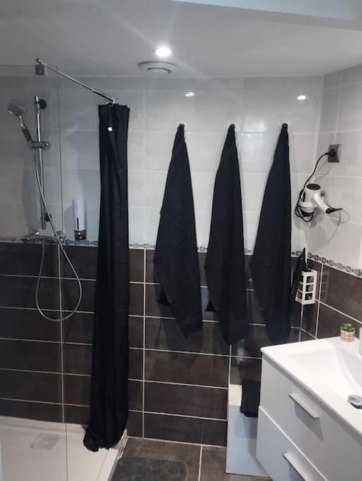 Shower, Bathroom, towels