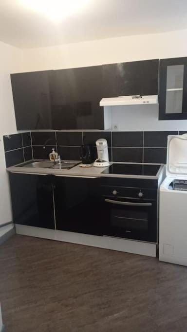 Coffee/tea facilities, Kitchen or kitchenette, oven, stove