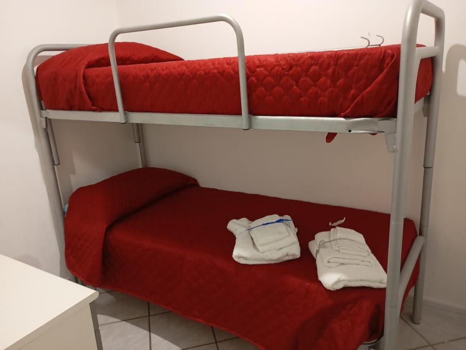 Bedroom, bunk bed
