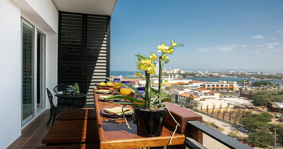 View (from property/room), Balcony/Terrace, City view