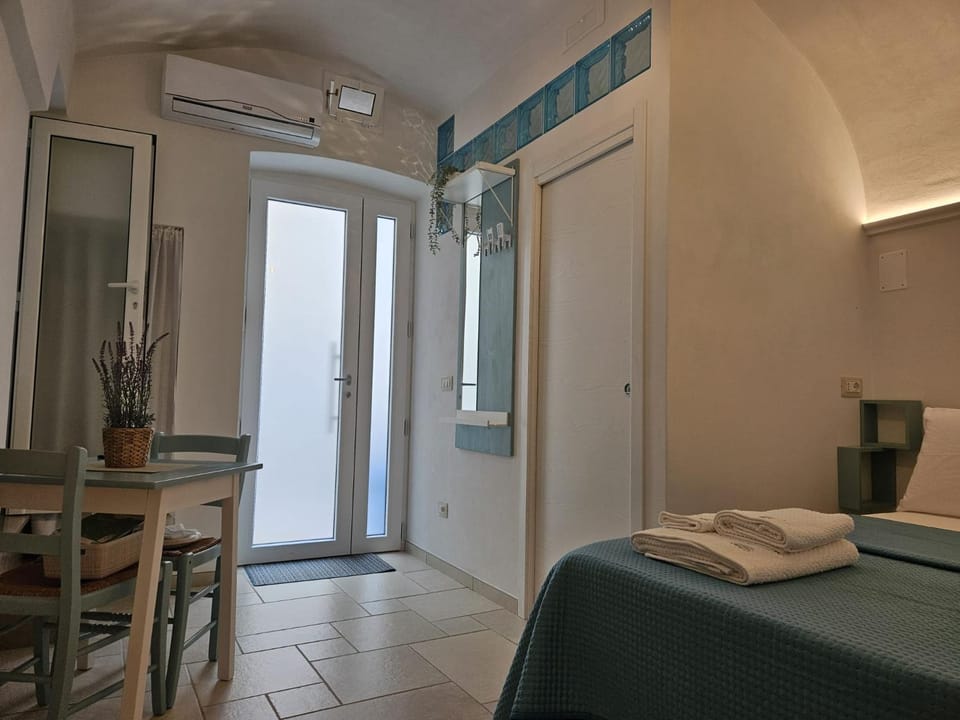 Bed, Photo of the whole room, Seating area, Dining area, Bedroom, towels