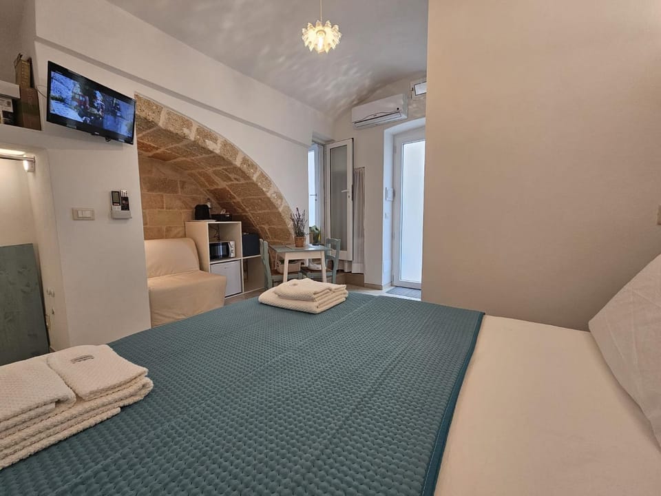 Bed, Living room, Bedroom