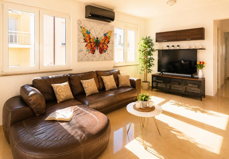 Communal lounge/ TV room, TV and multimedia, Living room, Decorative detail, Seating area, Evening entertainment, internet, air conditioner