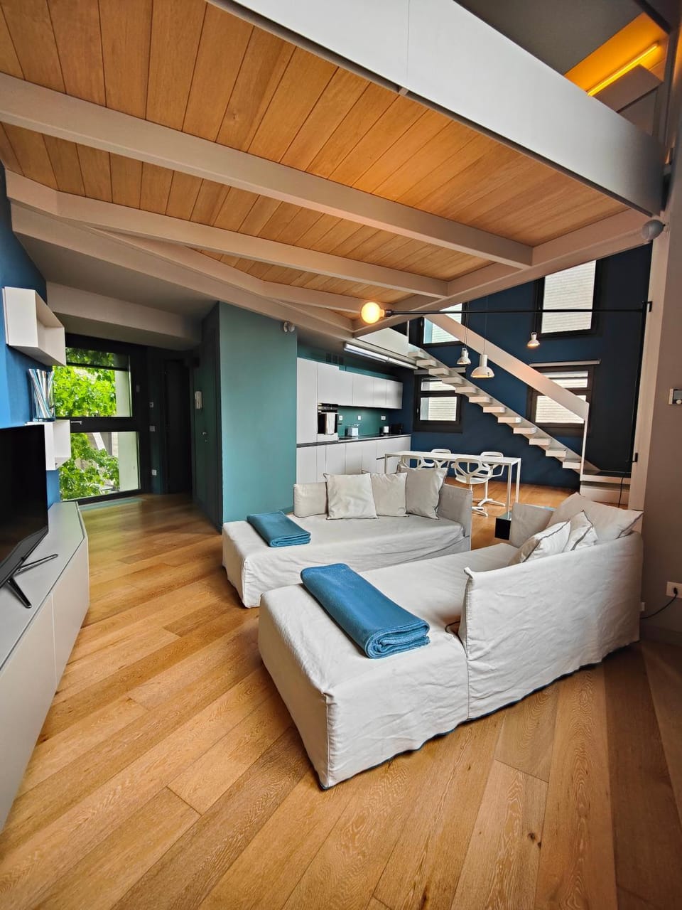 Communal lounge/ TV room, TV and multimedia, Living room, Seating area, Evening entertainment