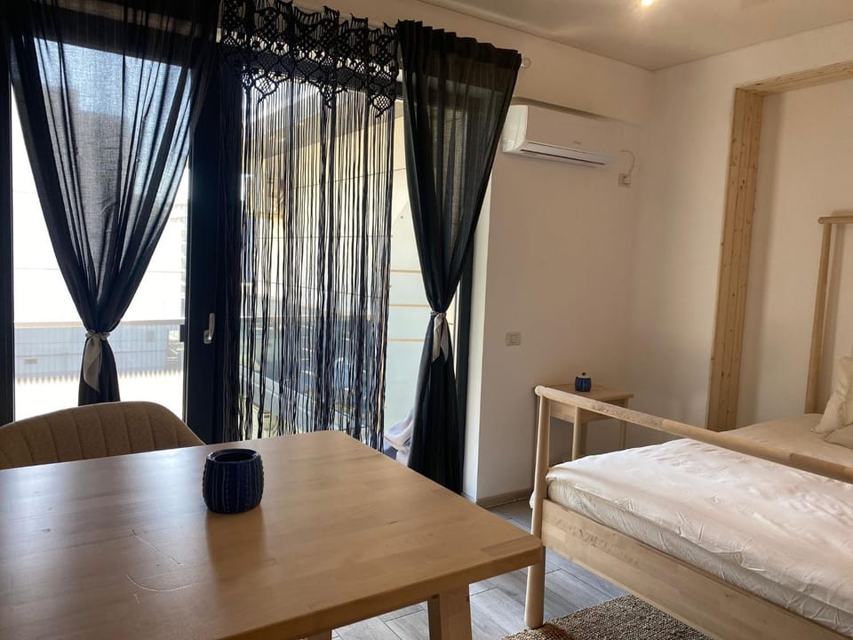 Bed, Seating area, Dining area, air conditioner