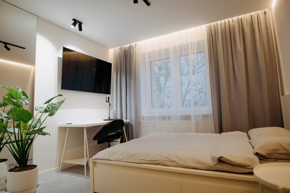 Bed, TV and multimedia, Bedroom