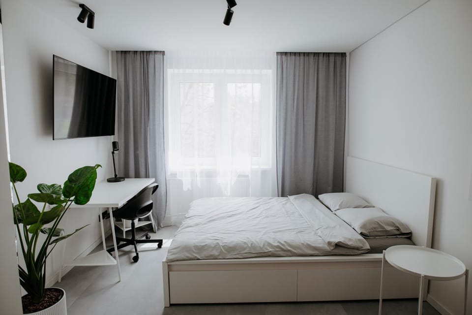 Bed, TV and multimedia, Photo of the whole room, Bedroom
