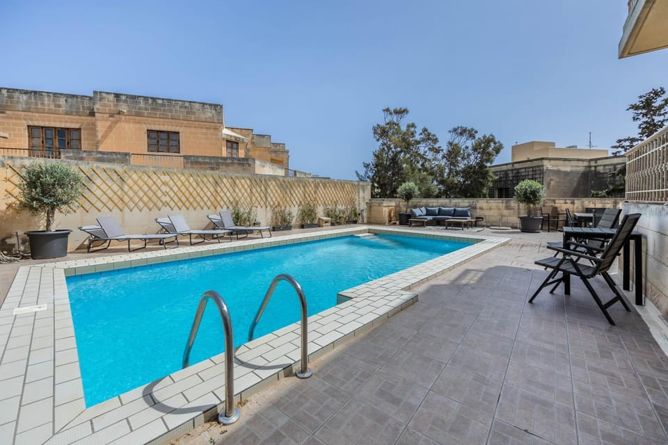 Property building, Patio, Day, Pool view, Swimming pool, sunbed