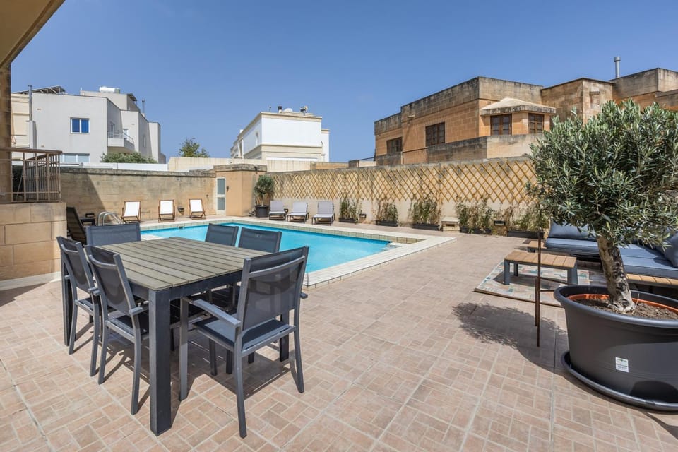 Property building, Patio, Day, Dining area, Pool view, Swimming pool, sunbed