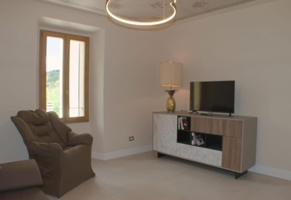 Communal lounge/ TV room, TV and multimedia, Living room, Seating area, Evening entertainment