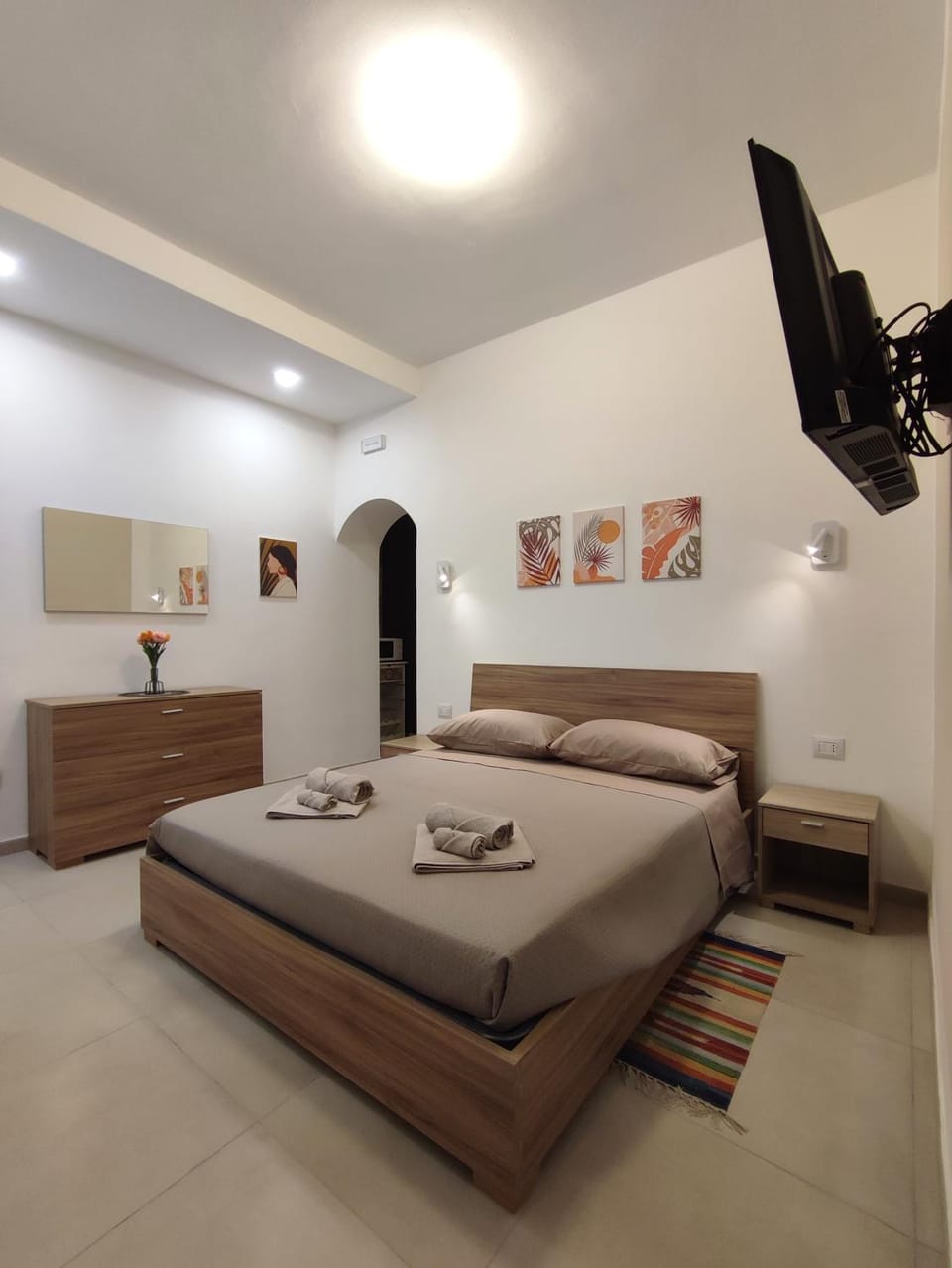 Bed, TV and multimedia, Photo of the whole room, Decorative detail, Bedroom