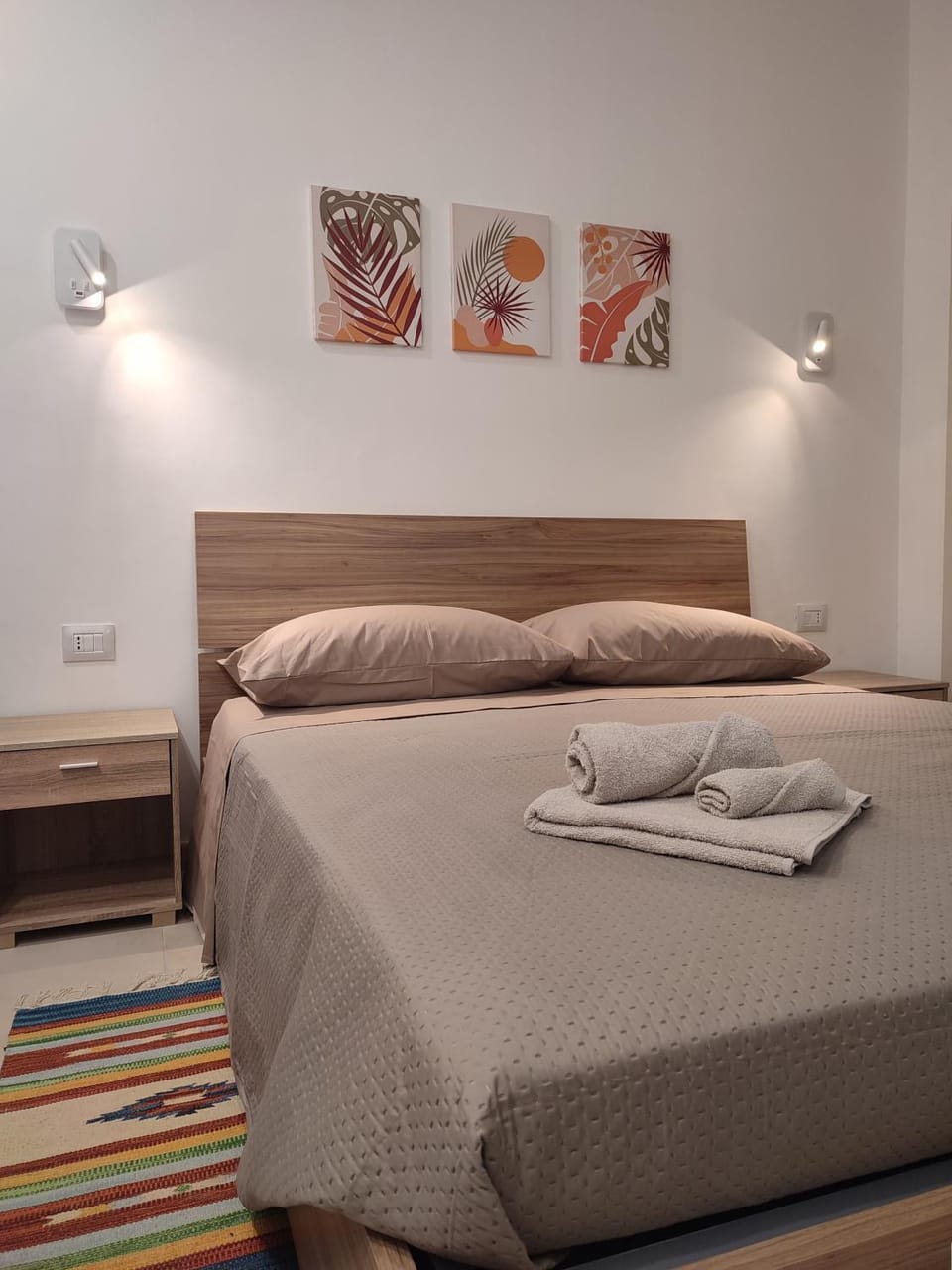 Bed, Bedroom, towels