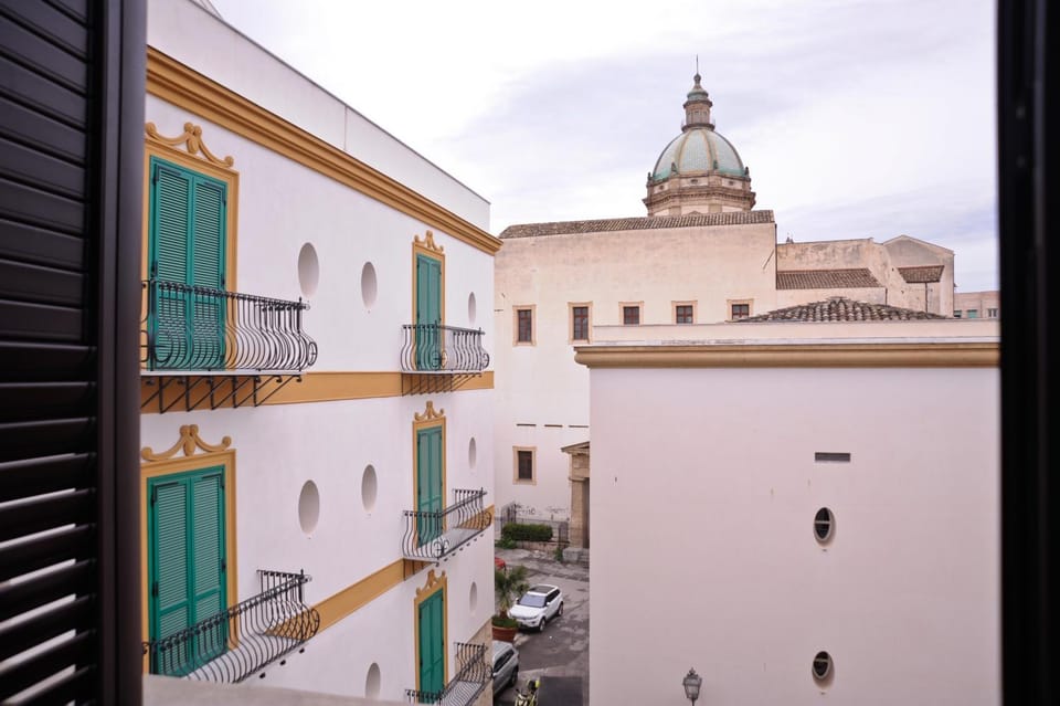 Property building, Balcony/Terrace, Landmark view