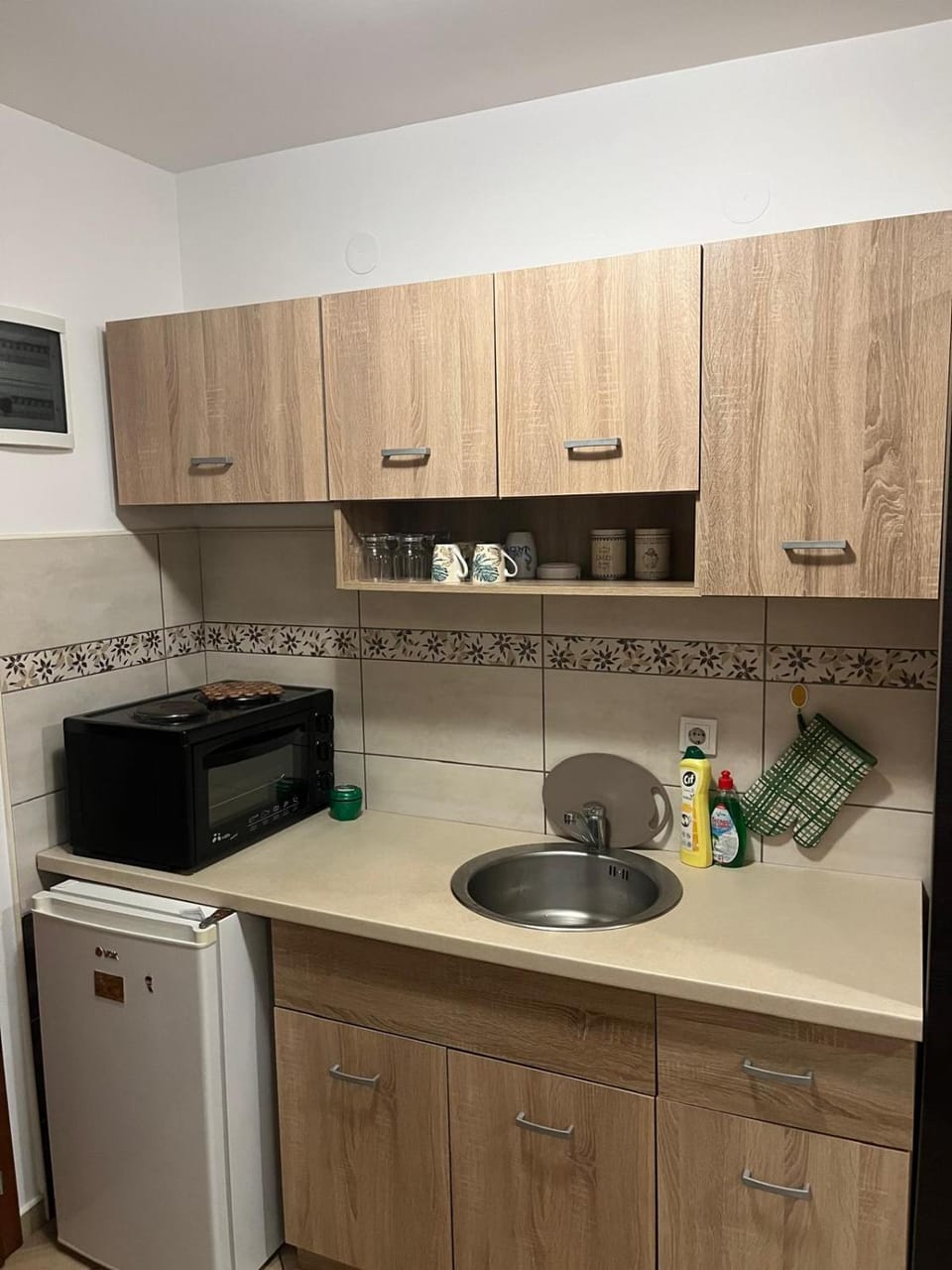 Kitchen or kitchenette, minibar