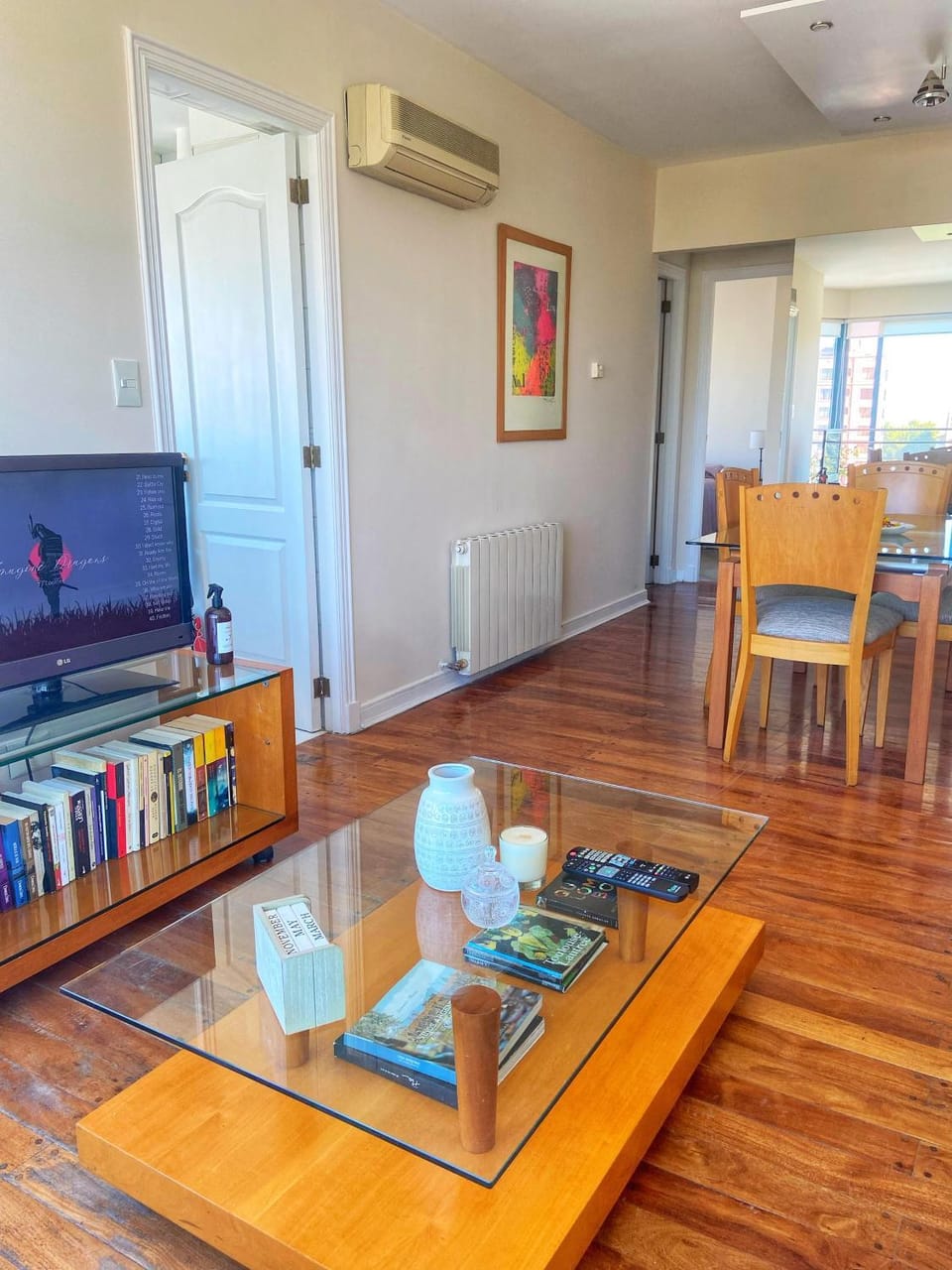 Communal lounge/ TV room, Library, TV and multimedia, Living room, Seating area, Dining area, Evening entertainment, air conditioner