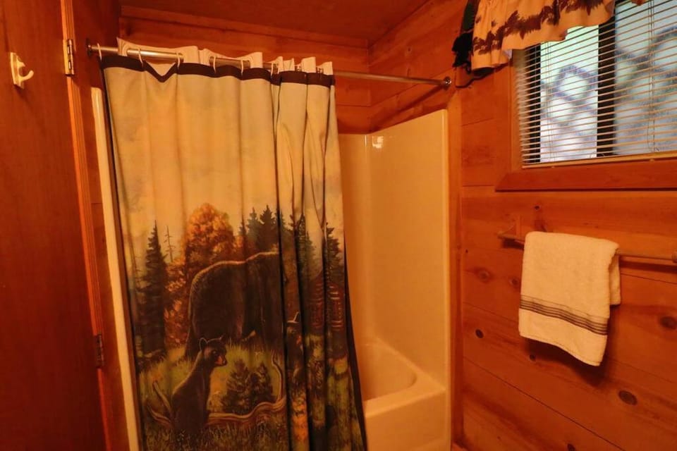 Amazing Cabin HOT tub minutes to Helen #1 Cabin in White County