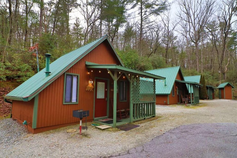 Amazing Cabin HOT tub minutes to Helen #1 Cabin in White County