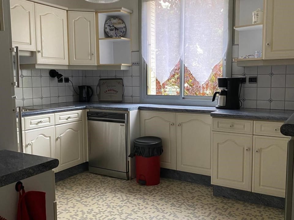 Grande Maison en Bord de l'Eau avec Jardin - 6 Chambres, Proche Commerces - FR-1-410-442 House in Pays de la Loire