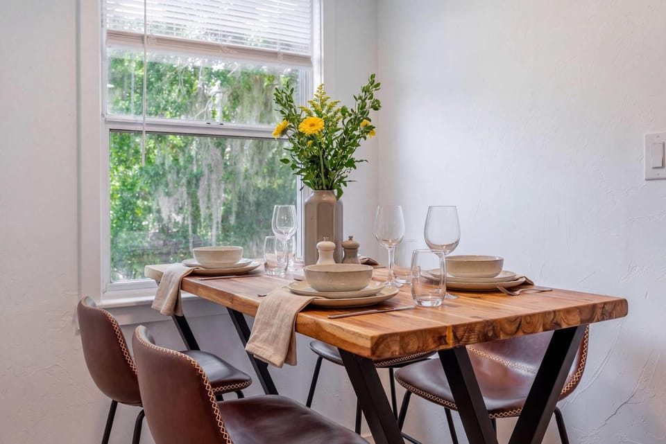 Rhythm at The Key - 1mi to UF & DT , Full Kitchen Apartment in Gainesville