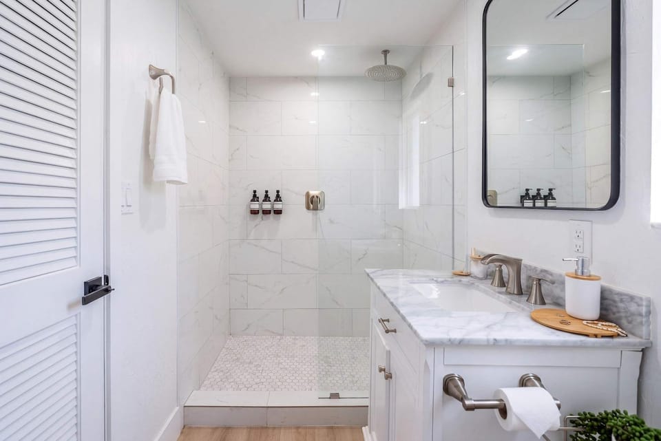 Rhythm at The Key - 1mi to UF & DT , Full Kitchen Apartment in Gainesville