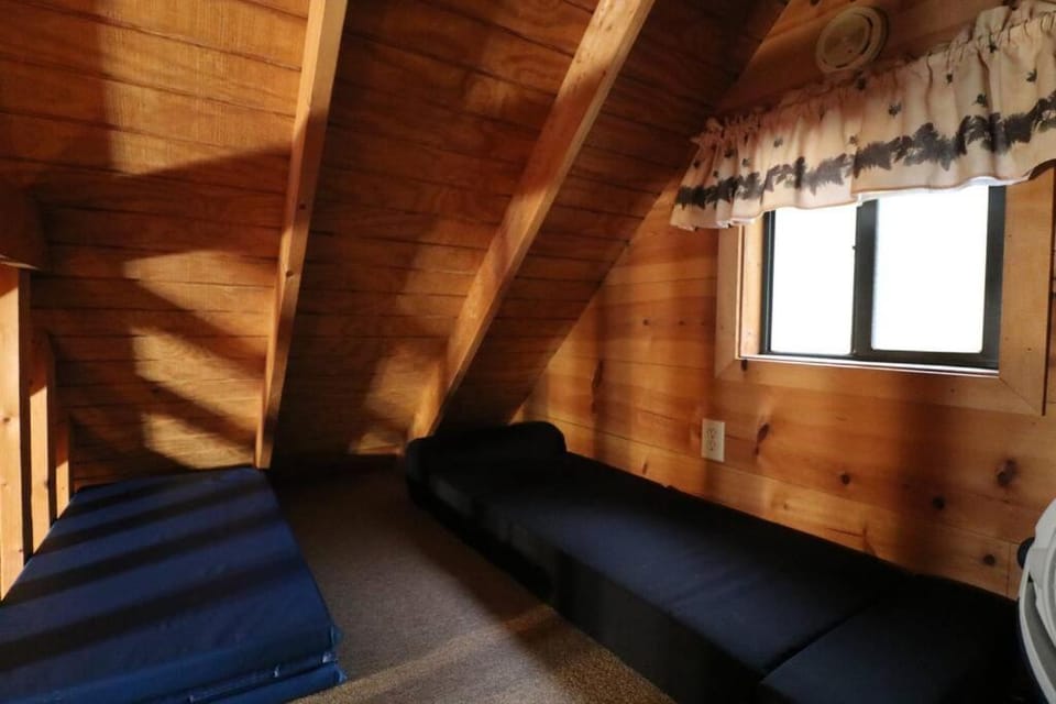 Cute updated Mountain Cabin fireplace #3 Cabin in White County
