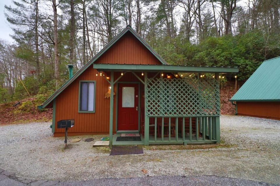 Cute updated Mountain Cabin fireplace #3 Cabin in White County