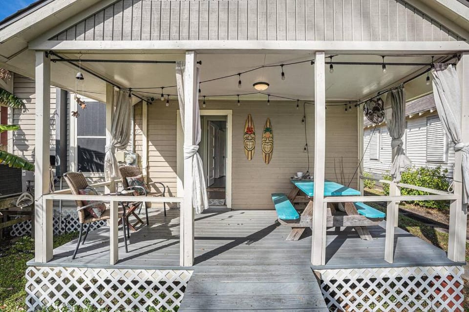Beachy Bungalow! 2BD, King Bed House in Galveston Island
