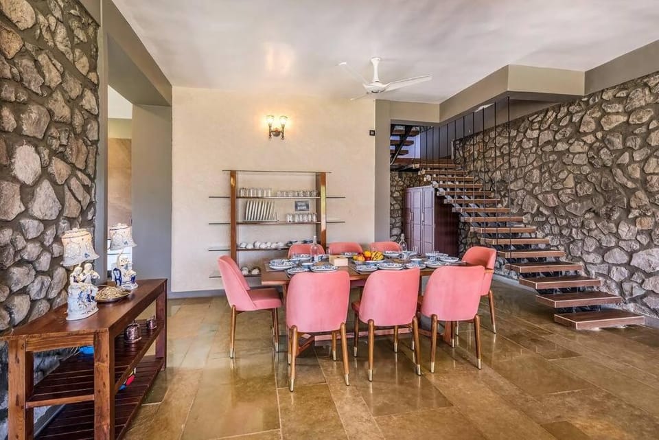 Seating area, Dining area
