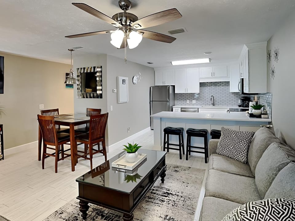 Kitchen or kitchenette, Living room, Seating area, Dining area, furniture