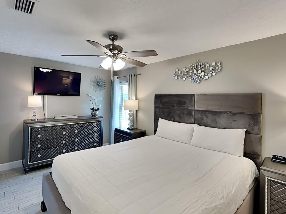 Bed, TV and multimedia, Bedroom, furniture, air conditioner