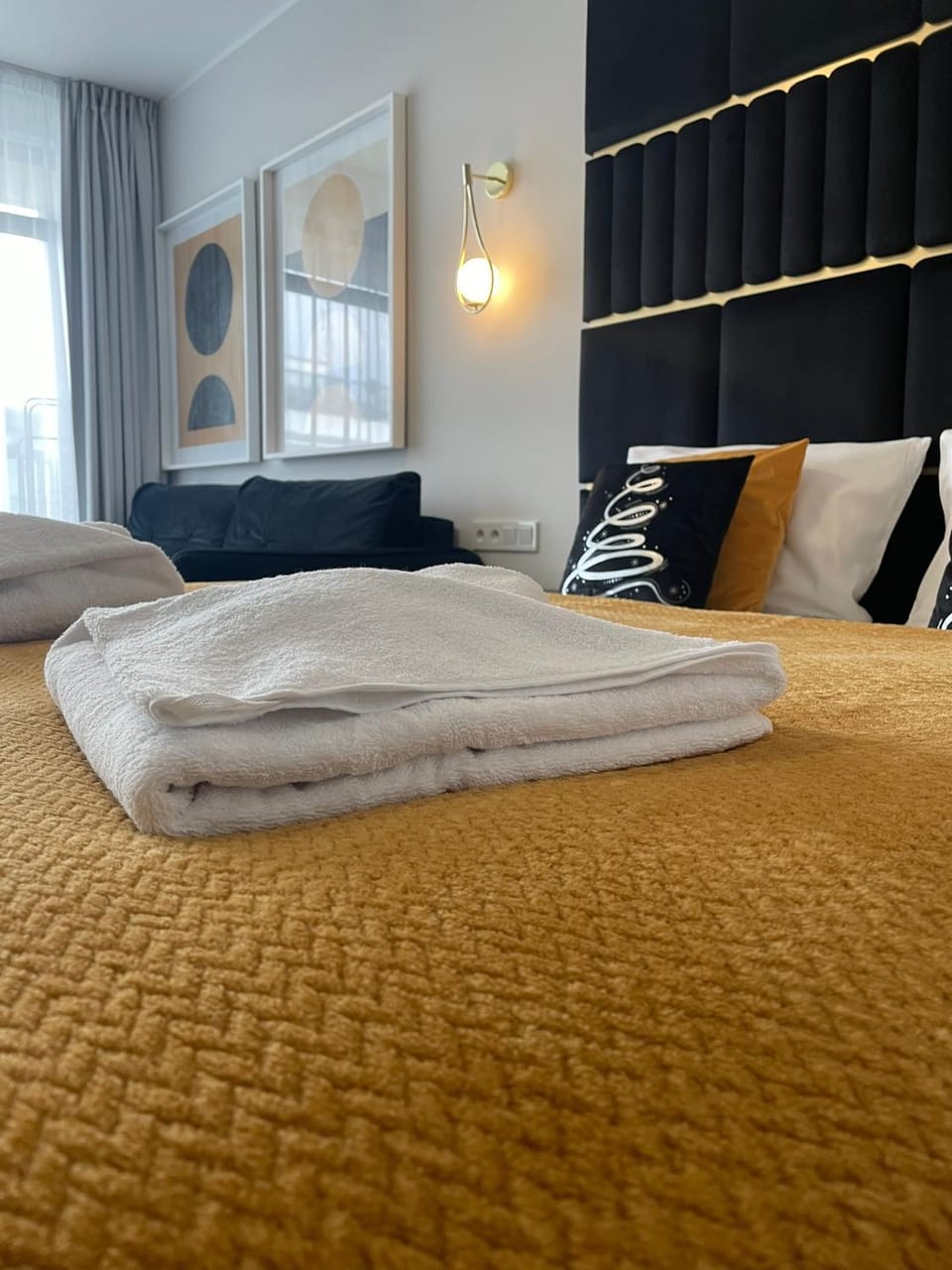 Photo of the whole room, Seating area, towels