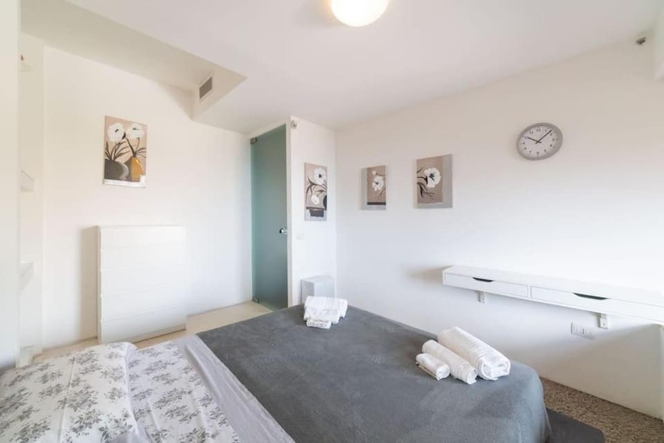 Bed, Photo of the whole room, Bedroom, towels