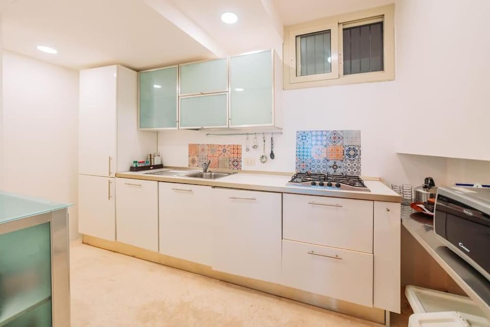 Kitchen or kitchenette, dishwasher, minibar, stove