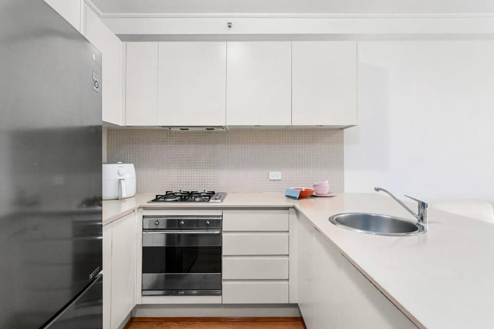 MUS21 - Modern 1 bedroom w study and parking - Nth Sydney Apartment in Sydney