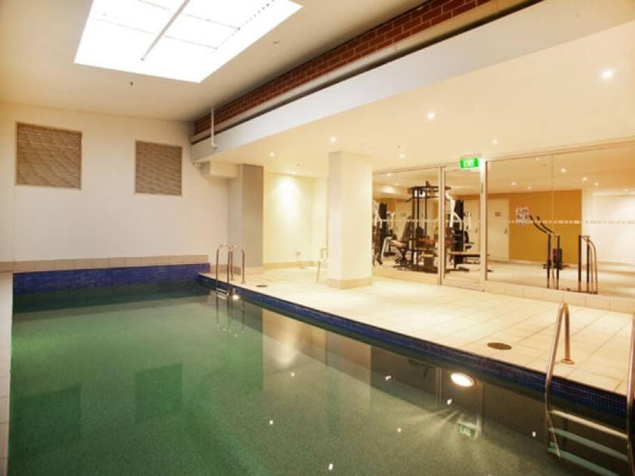 MUS21 - Modern 1 bedroom w study and parking - Nth Sydney Apartment in Sydney
