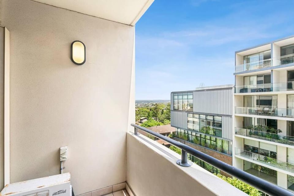 MUS21 - Modern 1 bedroom w study and parking - Nth Sydney Apartment in Sydney