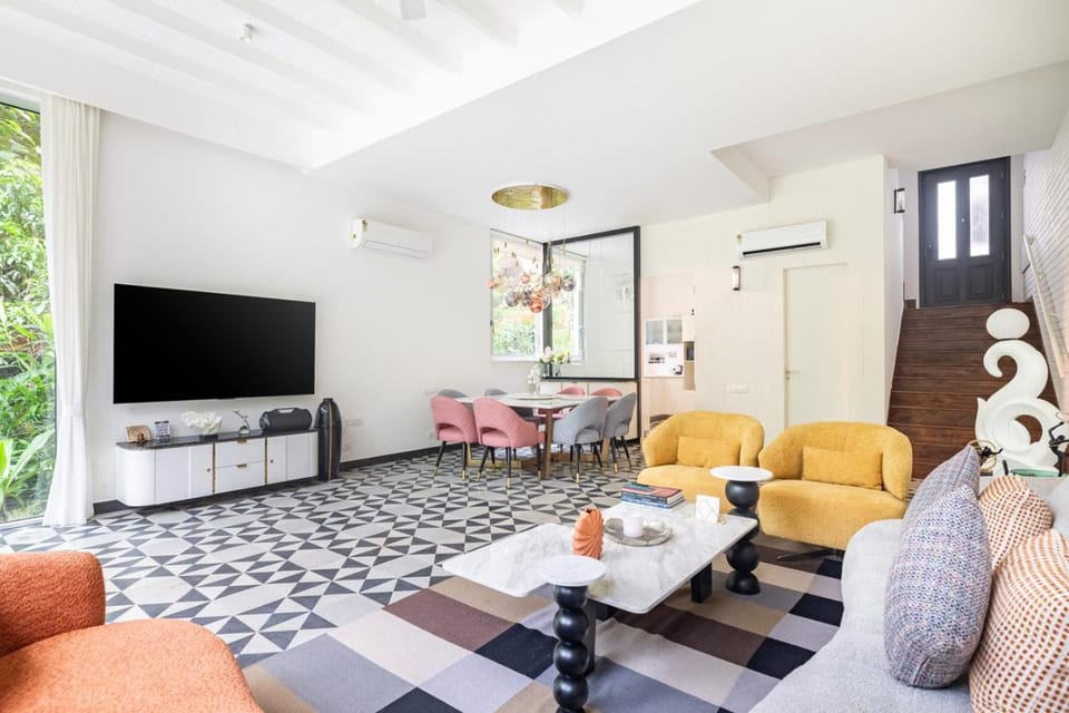Communal lounge/ TV room, Seating area, Evening entertainment, air conditioner