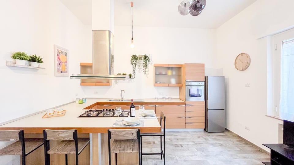 Kitchen or kitchenette, Dining area, pet friendly, stove