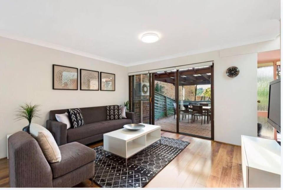 FR013 - Two-Bedroom Townhouse, Close to all Amenities House in Sydney